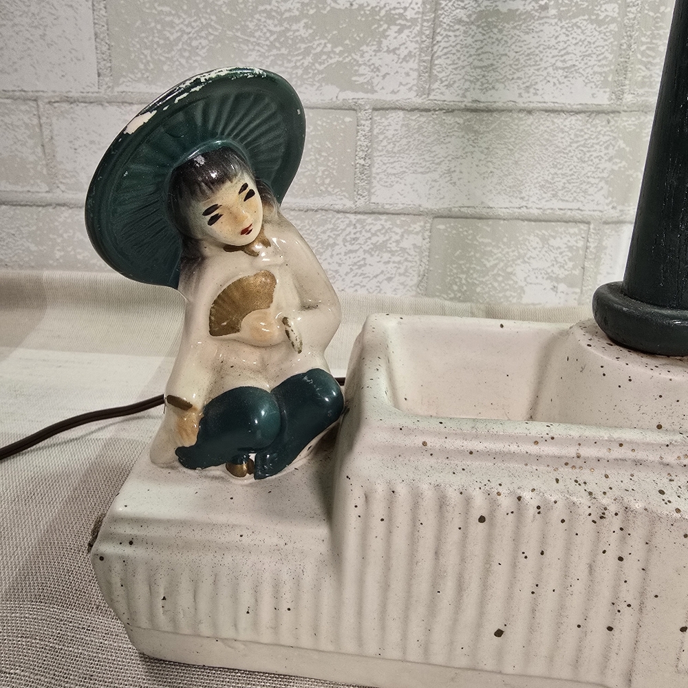 Vintage MCM Leviton Table Lamp Green White Porcelain Asian 2 Figures with Hats - Picture 2 of 11